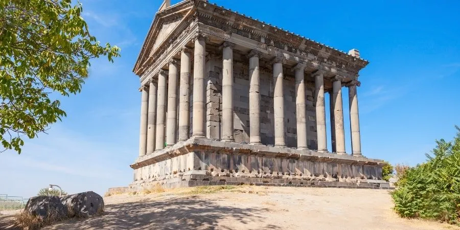 Visitar el histórico Templo de Garni en Armenia
